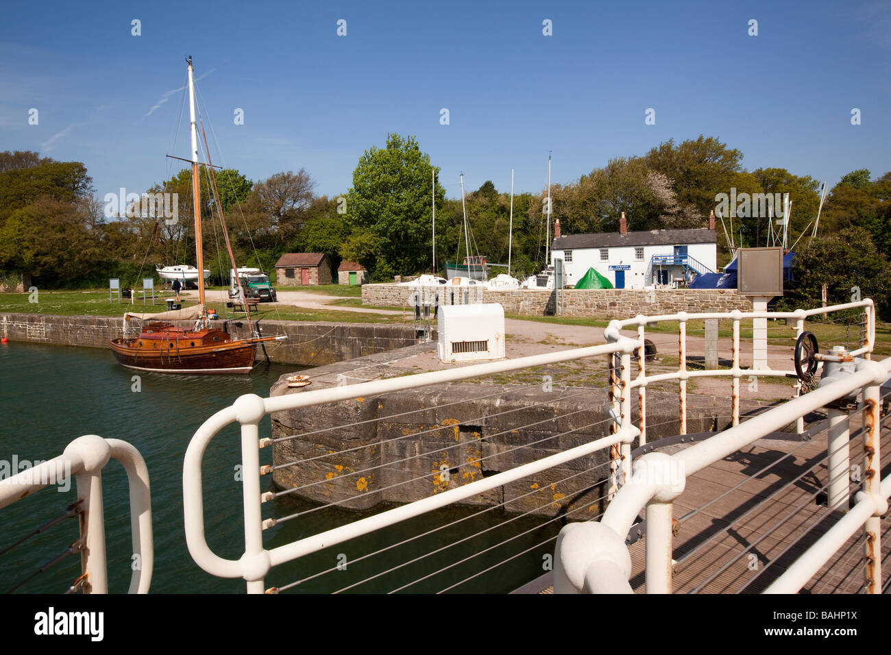 Regno Unito Gloucestershire Lydney Docks porto fiume Lyd cancelli di blocco per mondi secondo più grande marea Foto Stock