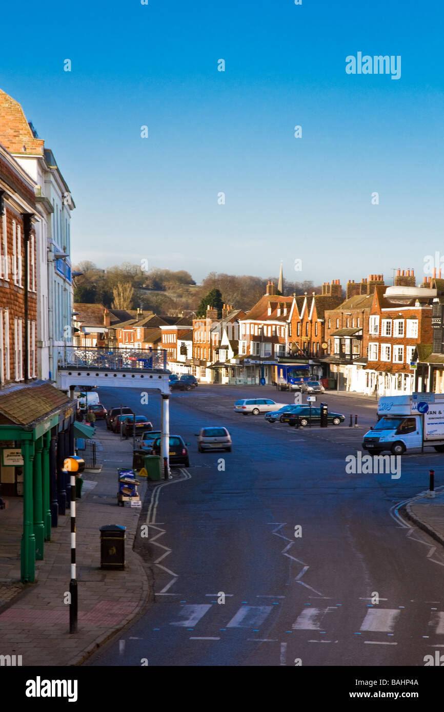 Vista guardando verso il basso lungo la High Street nel tipico inglese città mercato di Marlborough Wiltshire, Inghilterra REGNO UNITO Foto Stock