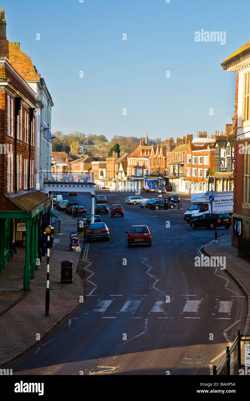 Vista guardando verso il basso lungo la High Street nel tipico inglese città mercato di Marlborough Wiltshire, Inghilterra REGNO UNITO Foto Stock