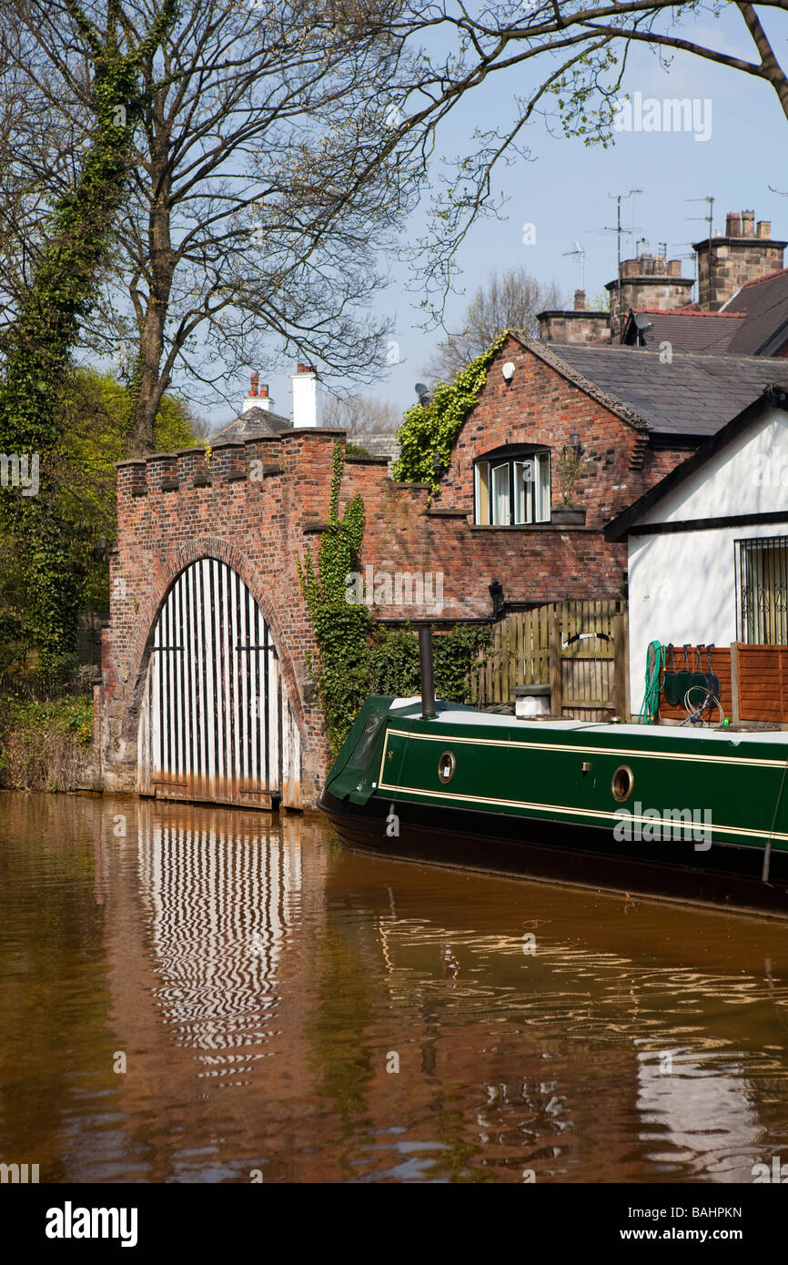 Regno Unito Inghilterra Salford Worsley riflessione di boathouse porte alla Bridgewater Canal Foto Stock