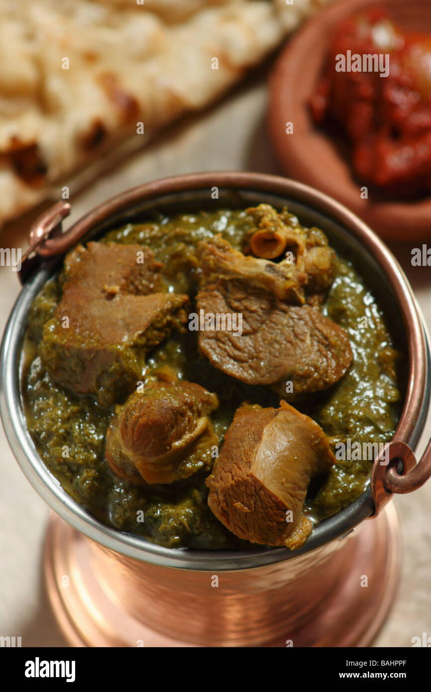 Saag montone viene preparato a partire da carni di montone cotte nel sugo Palak (spinaci) e spezie indiane e servita con roti & Pickle Foto Stock