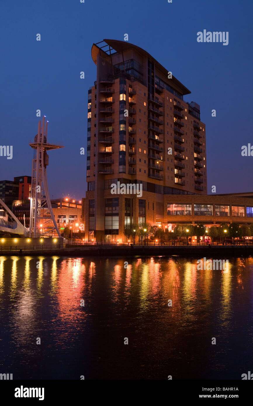 Regno Unito Inghilterra Salford Quays Lowry Centre e punto di sovrano su Manchester Ship Canal di notte Foto Stock