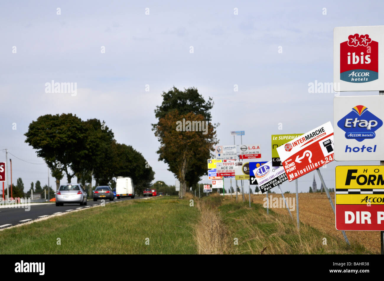Alloggio annunci pubblicitari sulla strada di avvicinamento in Chartres Francia Foto Stock