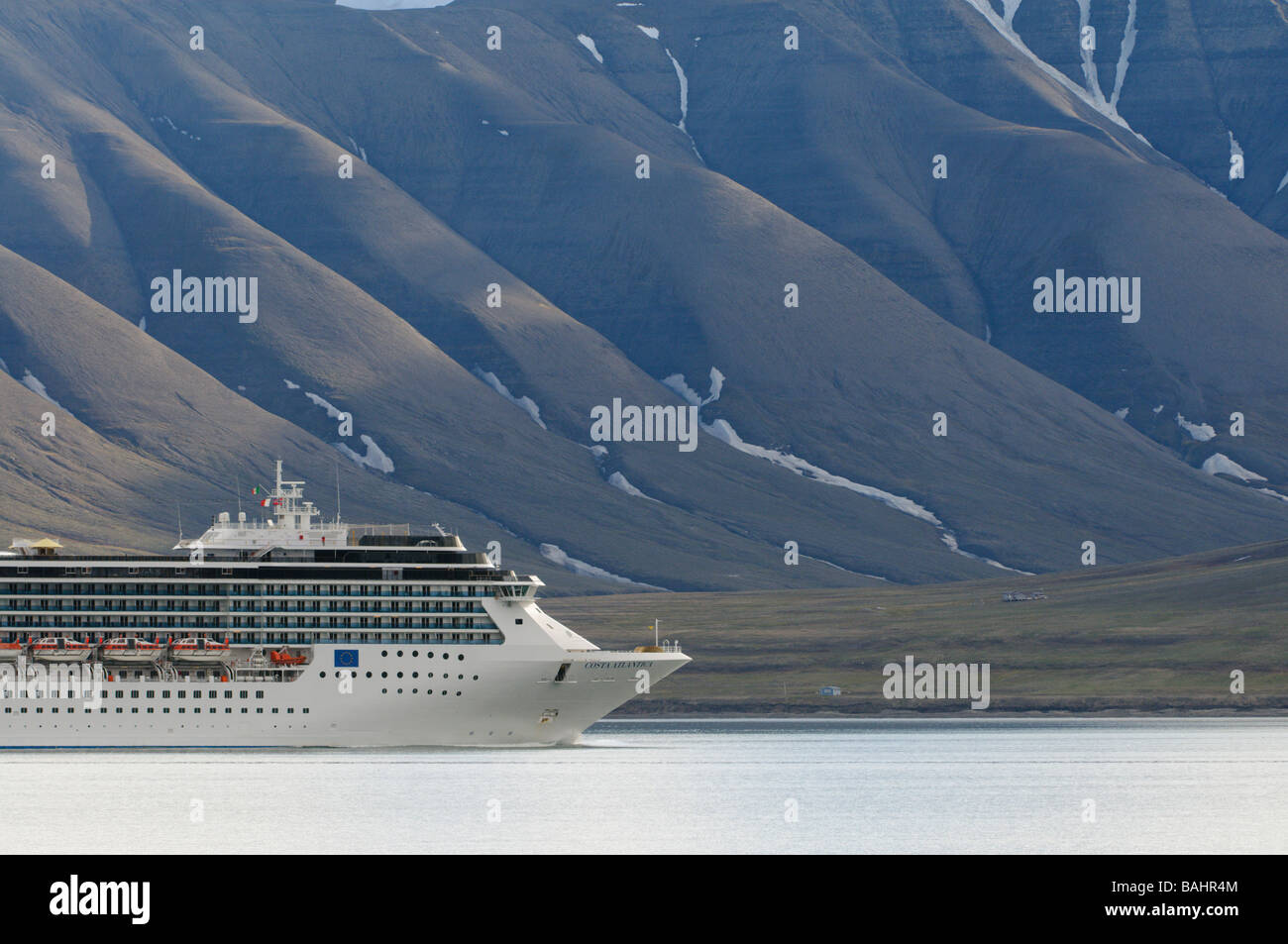 Nave da crociera Costa Atlantica da Costa Crociere di entrare nel fiordo di  Adventalen di Longyearbyen Svalbard Foto stock - Alamy