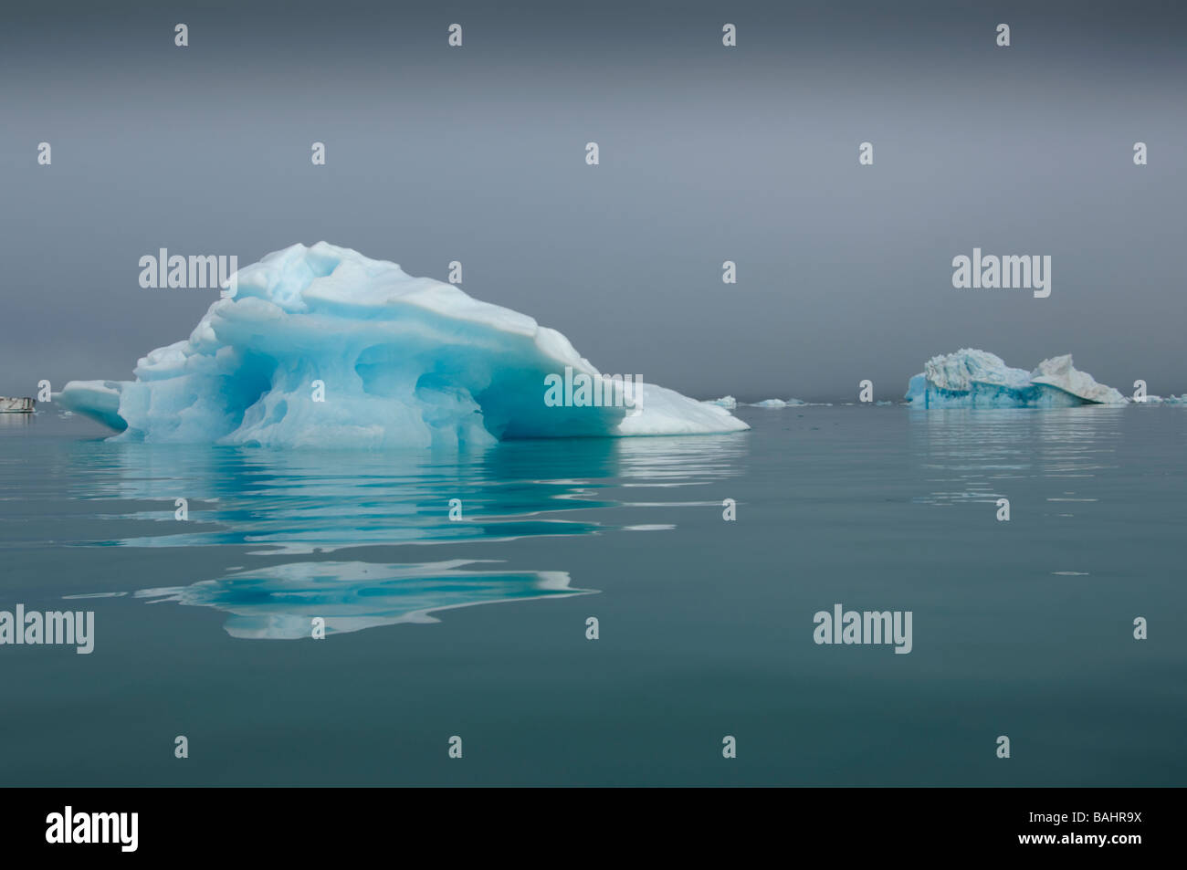 Iceberg galleggianti staccato dai ghiacciai Svalbard Foto Stock