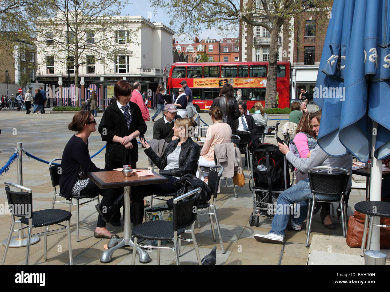 Pavement Cafe su King s Road Chelsea Londra Foto Stock