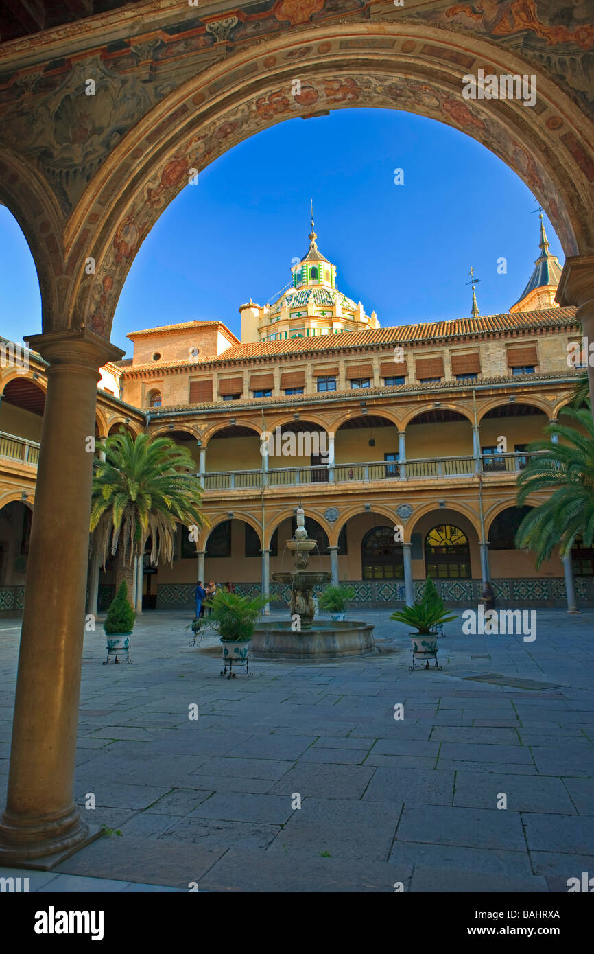 Cupola della Basilica di San Juan de Dios (chiesa) visto dal cortile dell'Ospedale Universitario Virgen de las Nieves. Foto Stock