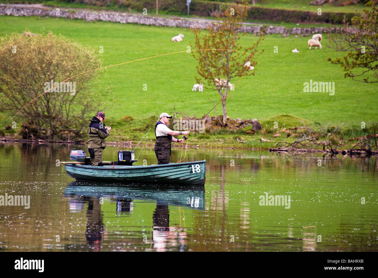 Persone di pesca sul Lago di Menteith, Stirlingshire, Scozia. Foto Stock