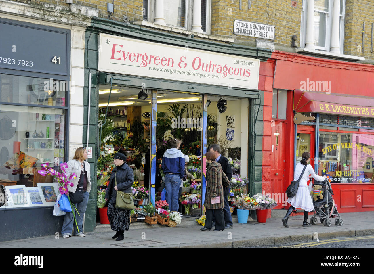 Evergreen e oltraggiosa negozio di fiori Stoke Newington Church Street Hackney Londra Inghilterra REGNO UNITO Foto Stock