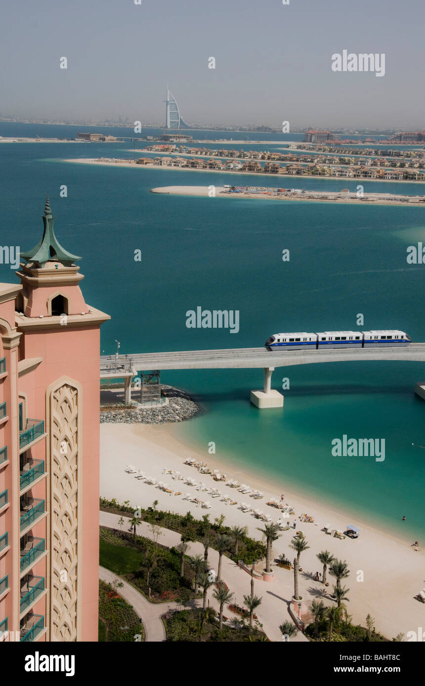 Mono treno di rampa che conduce al lussuoso Atlantis Resort Dubai Foto Stock