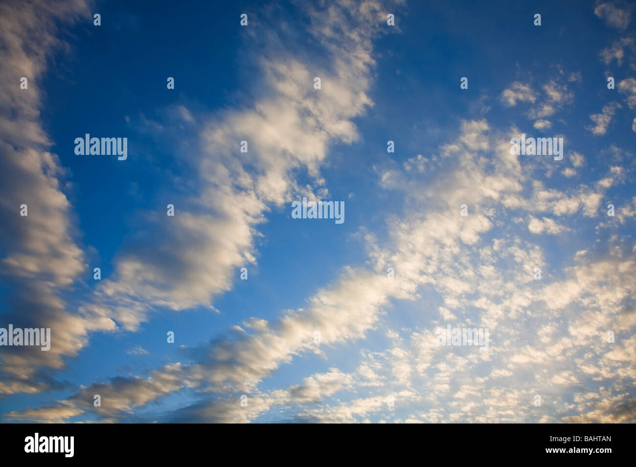 Altocumulus Cloud formazione su un cielo blu giorno Foto Stock