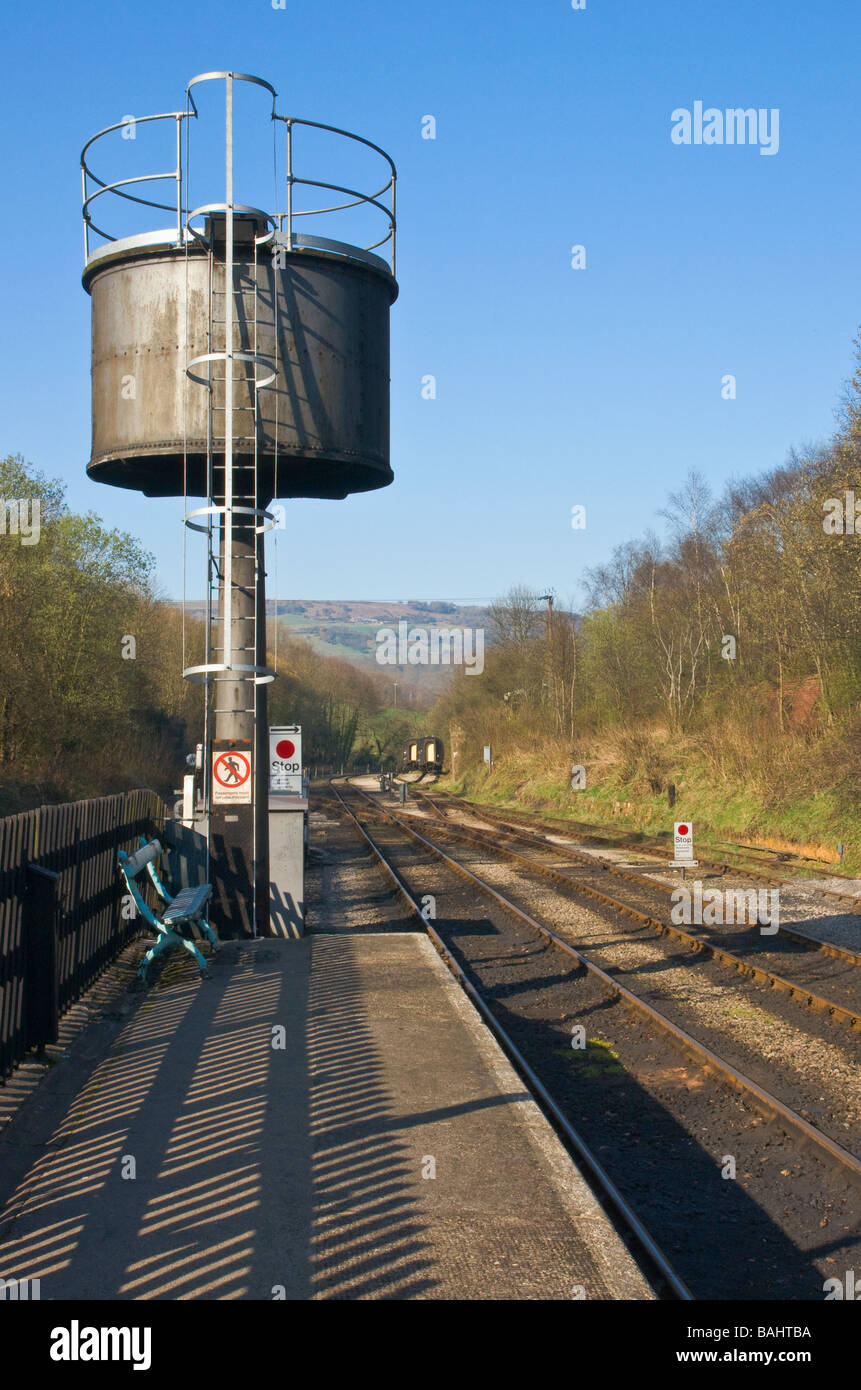 Serbatoio di acqua per il riempimento di treni a vapore a Grosmont Stazione, North Yorkshire Moors Railway Foto Stock
