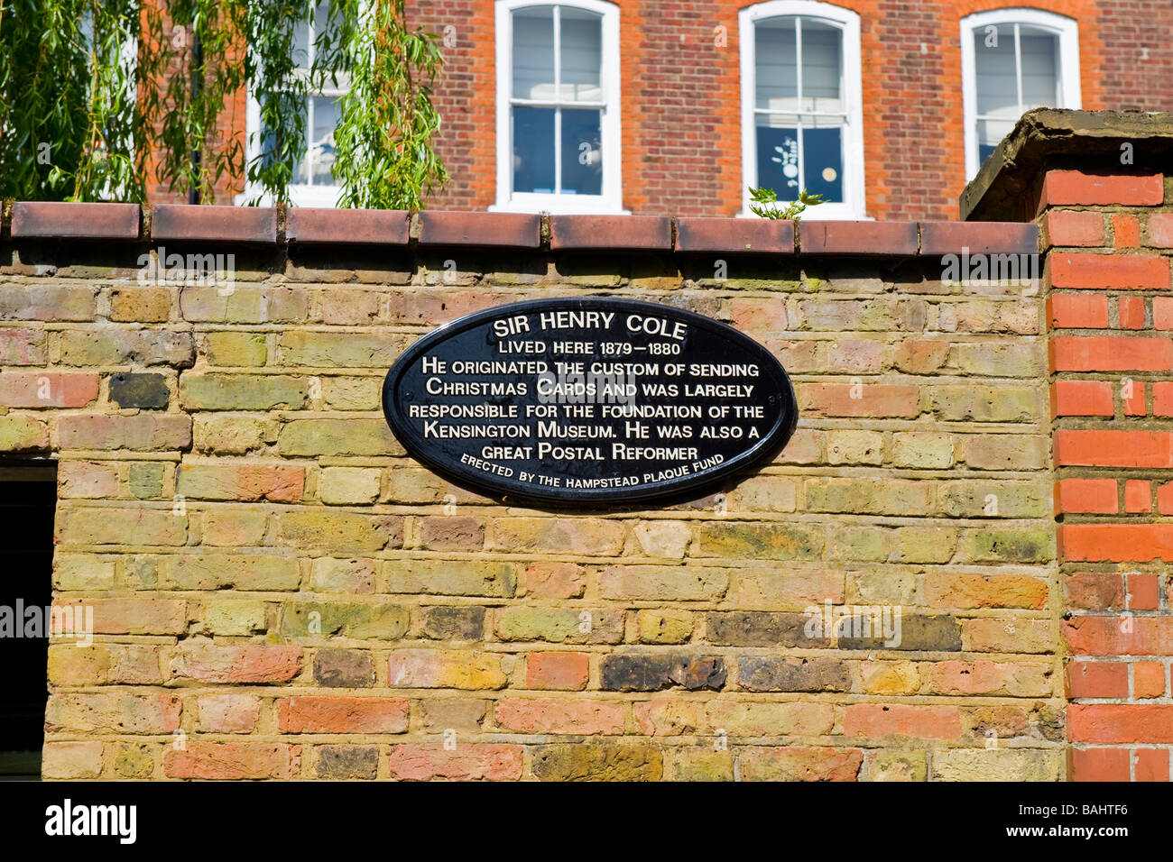 La molla nel villaggio di Hampstead , lapide che ricorda il reformer postali Sir Henry Cole accreditato inventare le carte di Natale Foto Stock