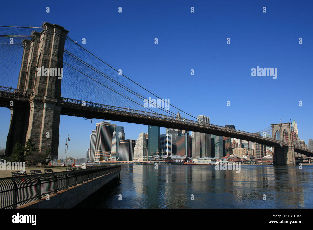 Il Ponte di Brooklyn e la parte inferiore di Manhattan skyline lungo la East River. Foto Stock