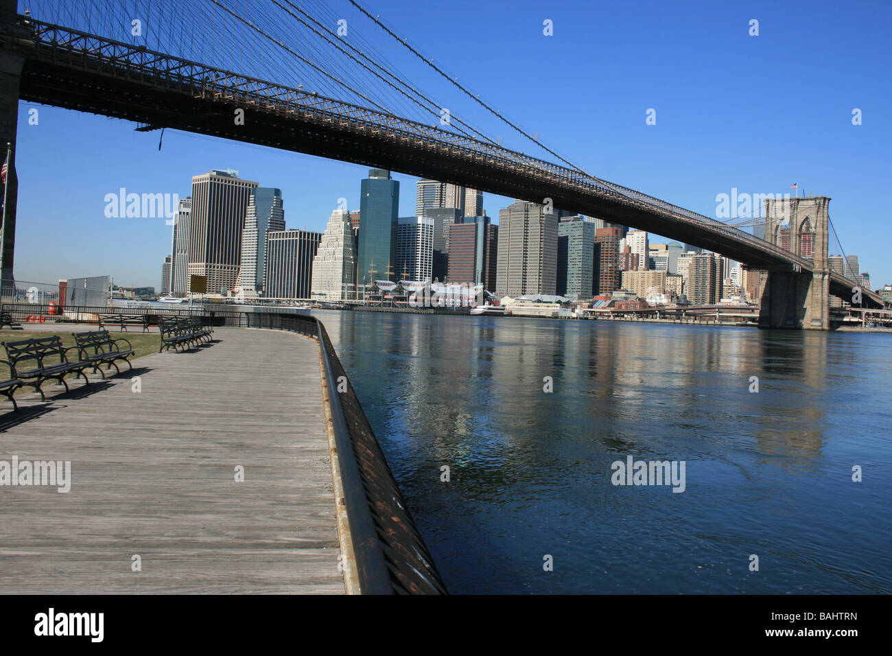 Percorso lungo la East River a Brooklyn. Ponte di Brooklyn e la parte inferiore dello skyline di Manhattan in background. Foto Stock