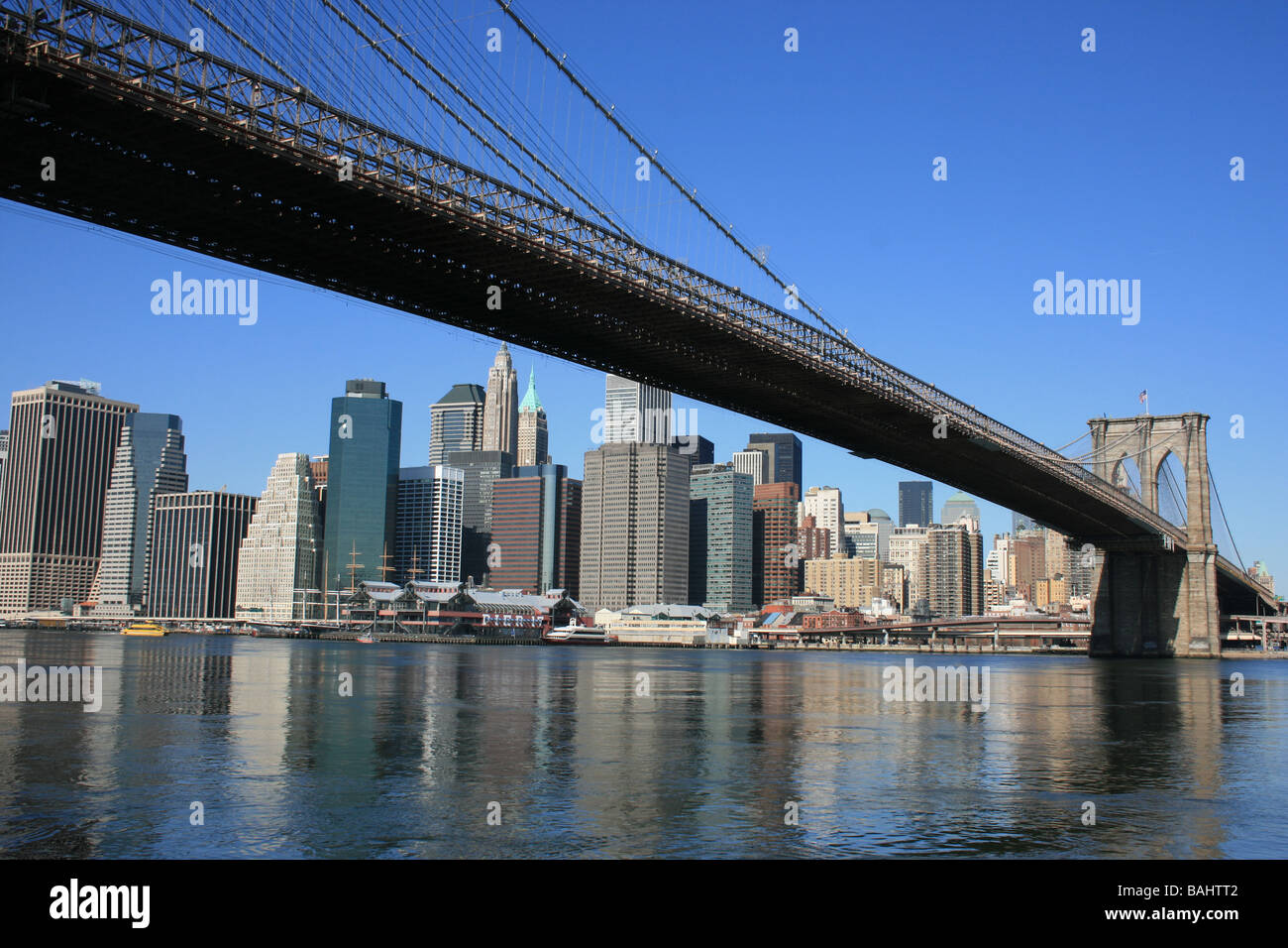 Il Ponte di Brooklyn e la parte inferiore di Manhattan skyline lungo la East River. Foto Stock