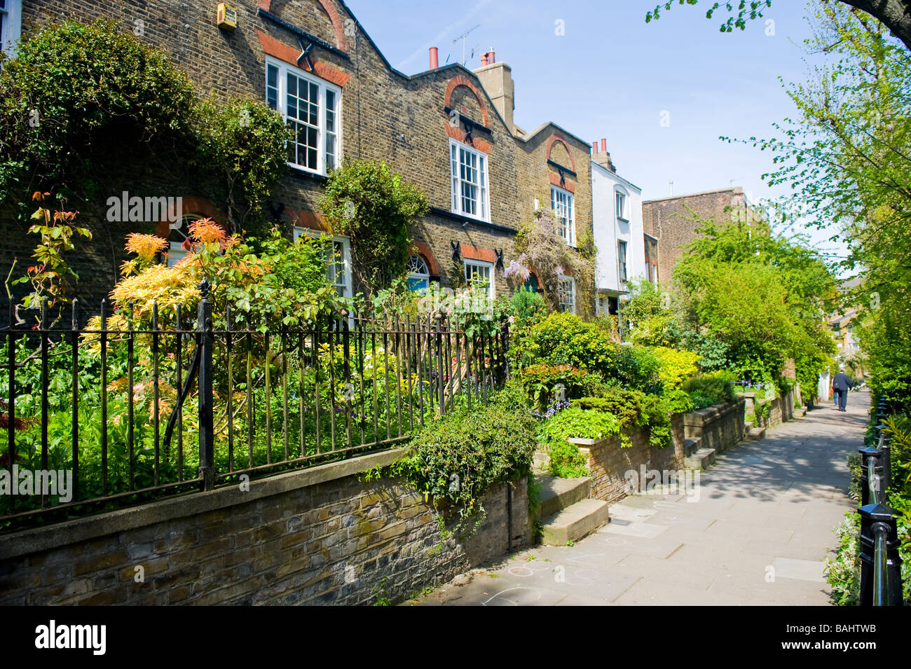 La molla nel villaggio di Hampstead , pittoresca vecchia cottages & giardini nel pallone a piedi Foto Stock