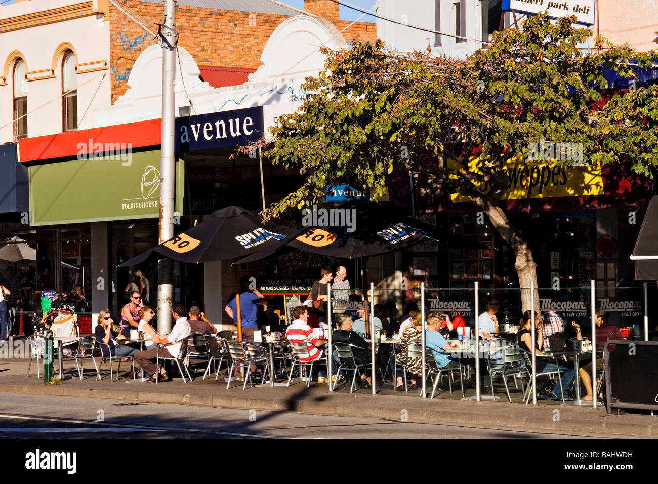 Melbourne cafes e ristoranti / Diners piace mangiare al fresco in località suburbana di Albert Park.Melbourne Australia. Foto Stock