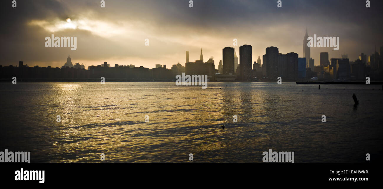 Vista dalla Greenpoint, Brooklyn sul tramonto e serata in arrivo tempesta su Manhattan New York City, NY USA 2009 Foto Stock