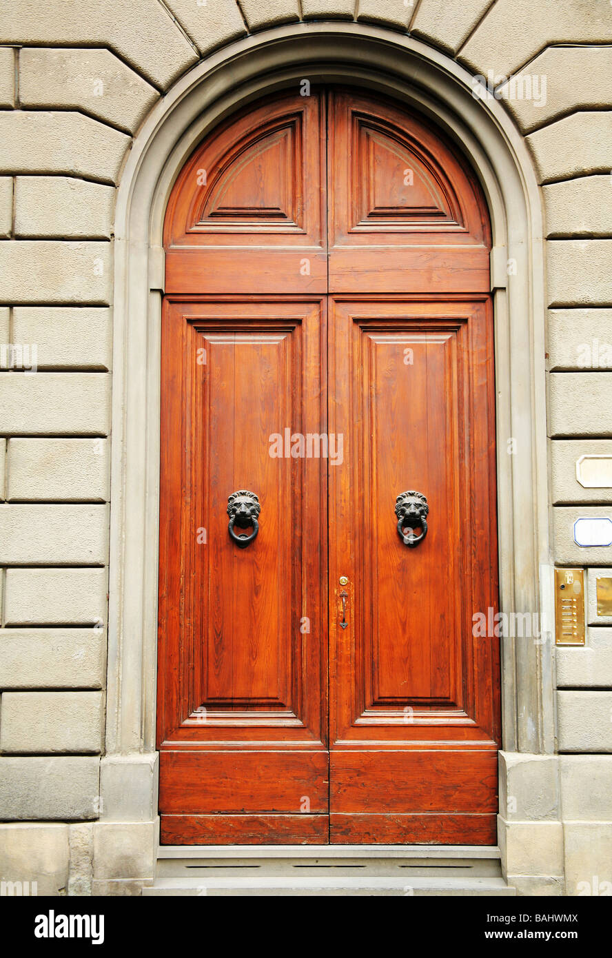 Firenze, Italia; pesanti porte di legno Foto Stock