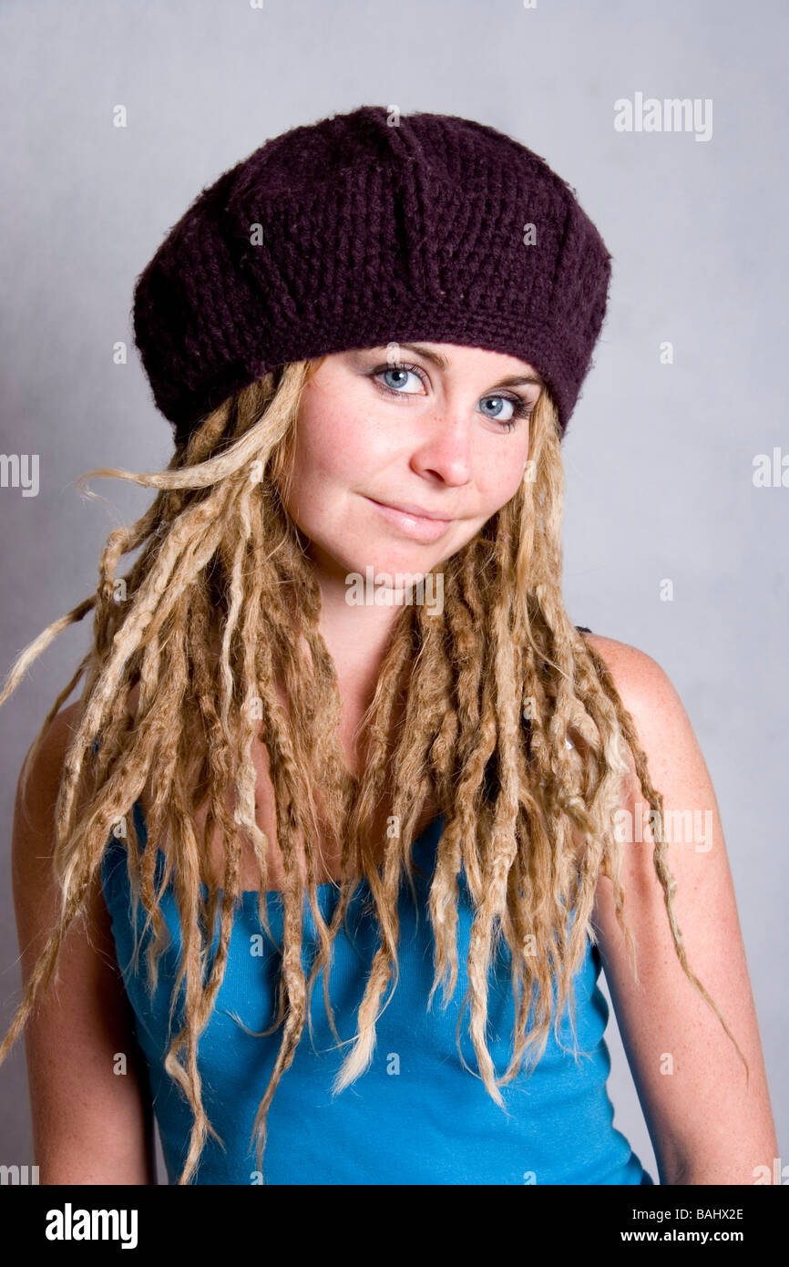 Giovane donna bionda con Dreadlocks nel singoletto blu e marrone cappello  Foto stock - Alamy