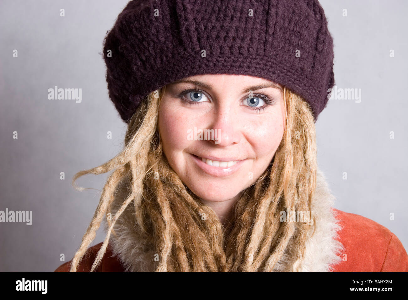 Giovane donna con dreadlocks indossando marrone cappello Foto Stock