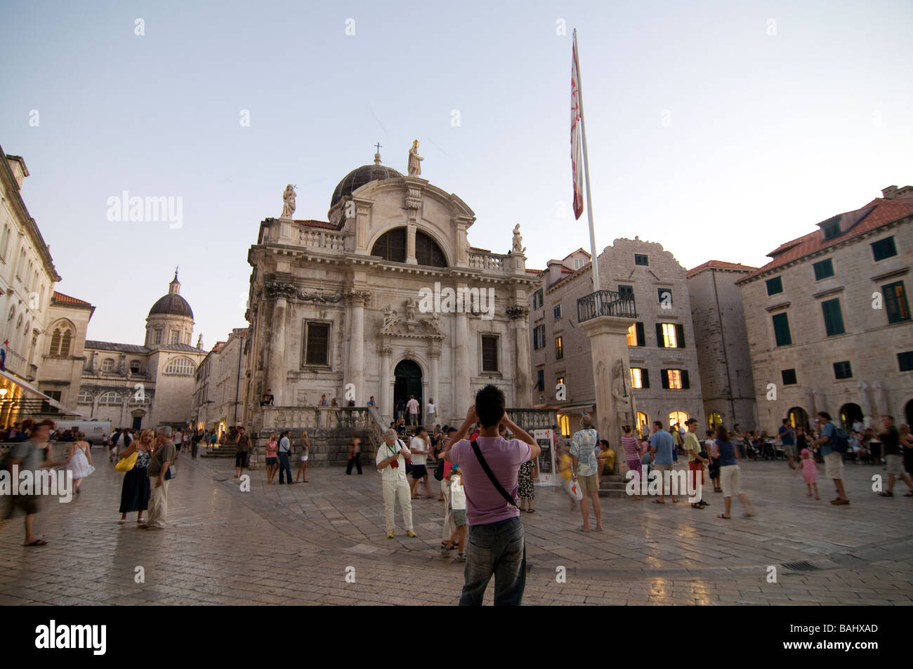 Cathedrale con piazza e molti turisti Dubrovnik Croazia Europa orientale Foto Stock