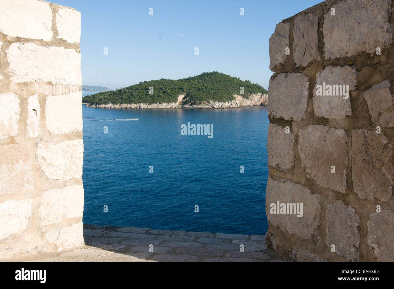 Vista dal muro della città di isola nel mare Adriatico Dubrovnik Croazia Europa orientale Foto Stock