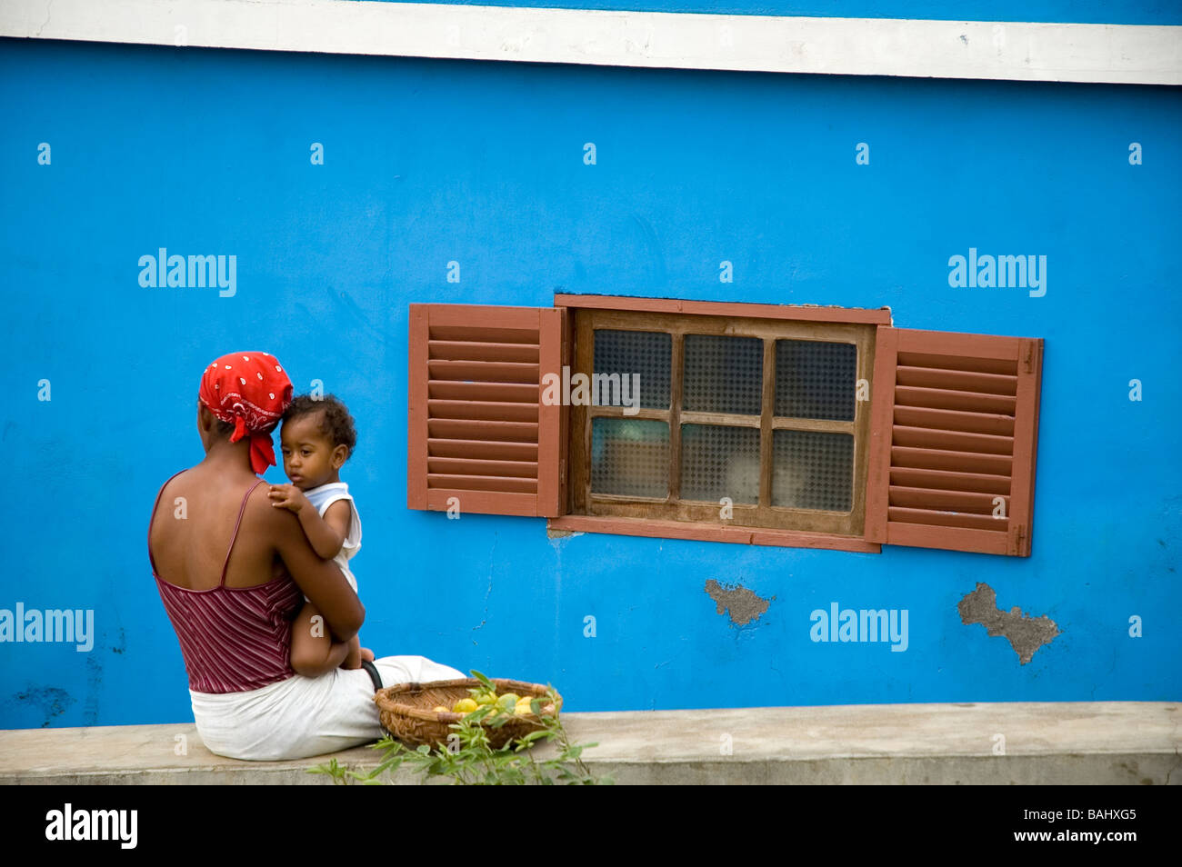 Donna e bambino. São Nicolau. Capo Verde. Foto Stock