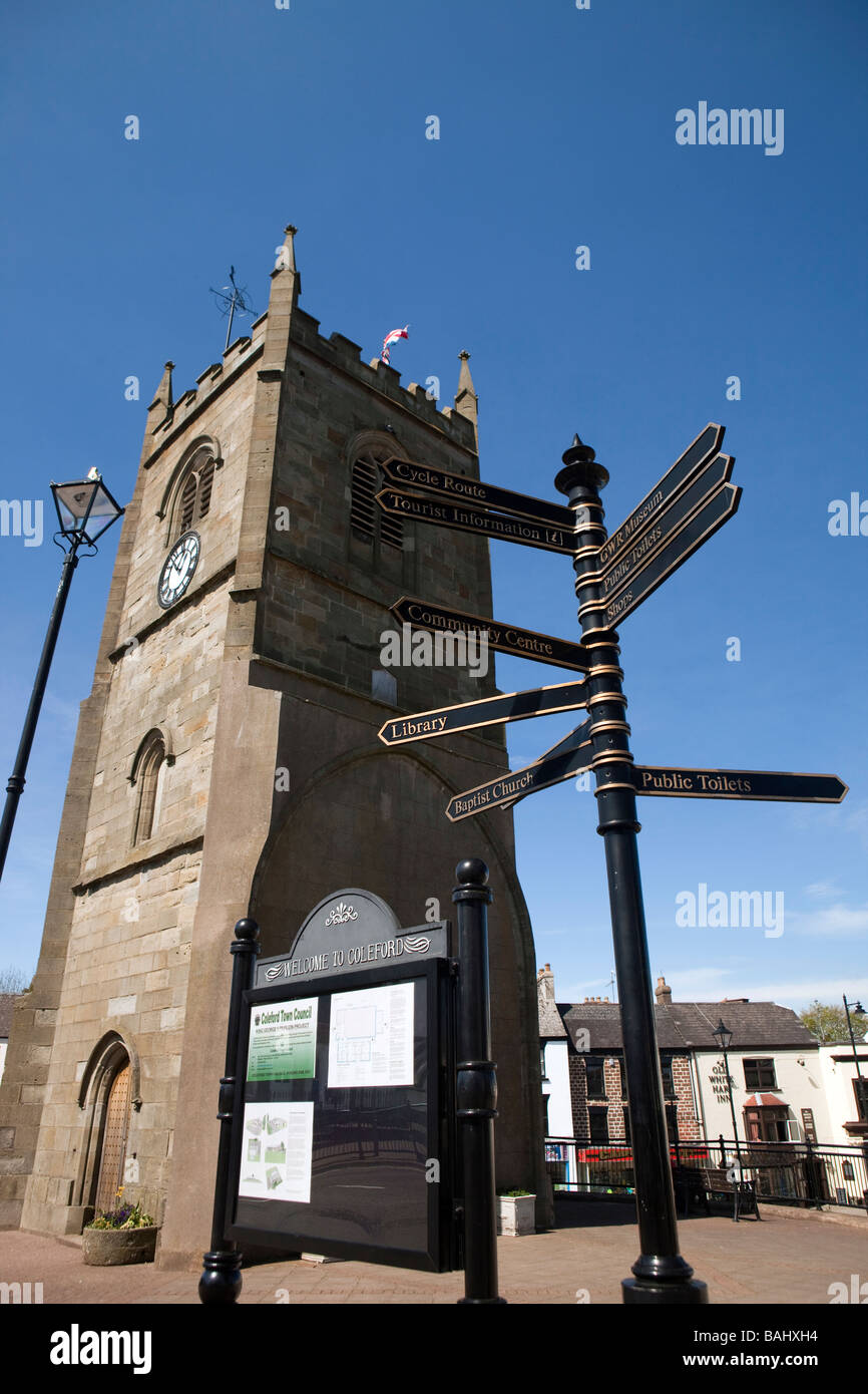 Regno Unito Gloucestershire Foresta di Dean Coleford torre dell orologio della ex chiesa parrocchiale informazioni turistiche segno Foto Stock