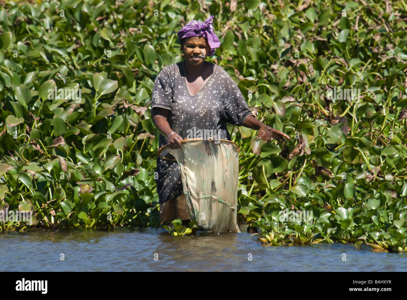 Donna con attività di pesca in un lago di Ankarafantsika Parco nazionale del Madagascar Foto Stock