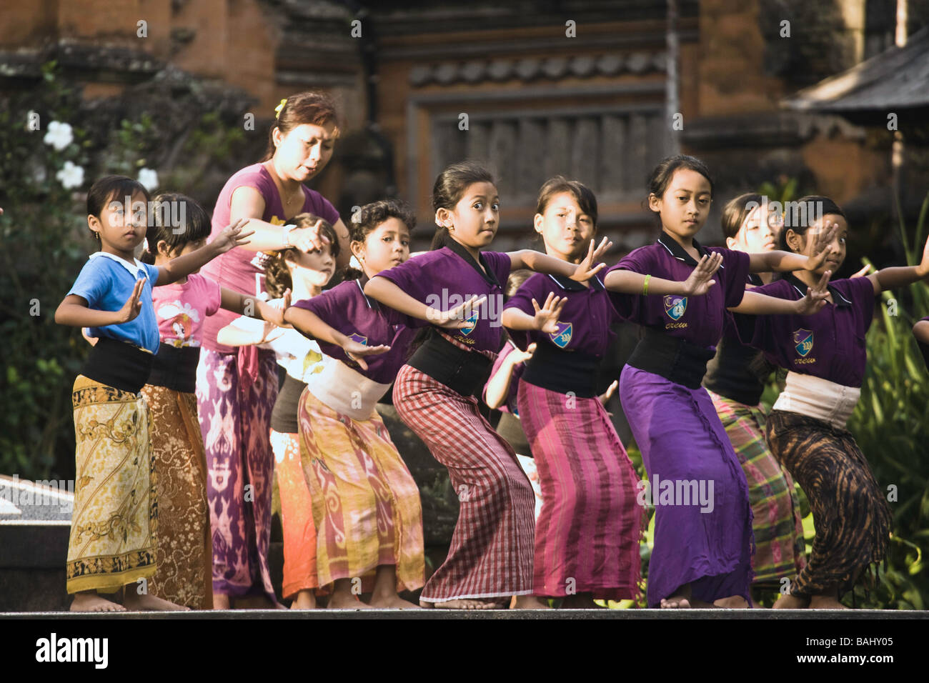 Indonesia Bali. Ubud. I bambini delle scuole tradizionali di apprendimento danza Balinese. Foto Stock