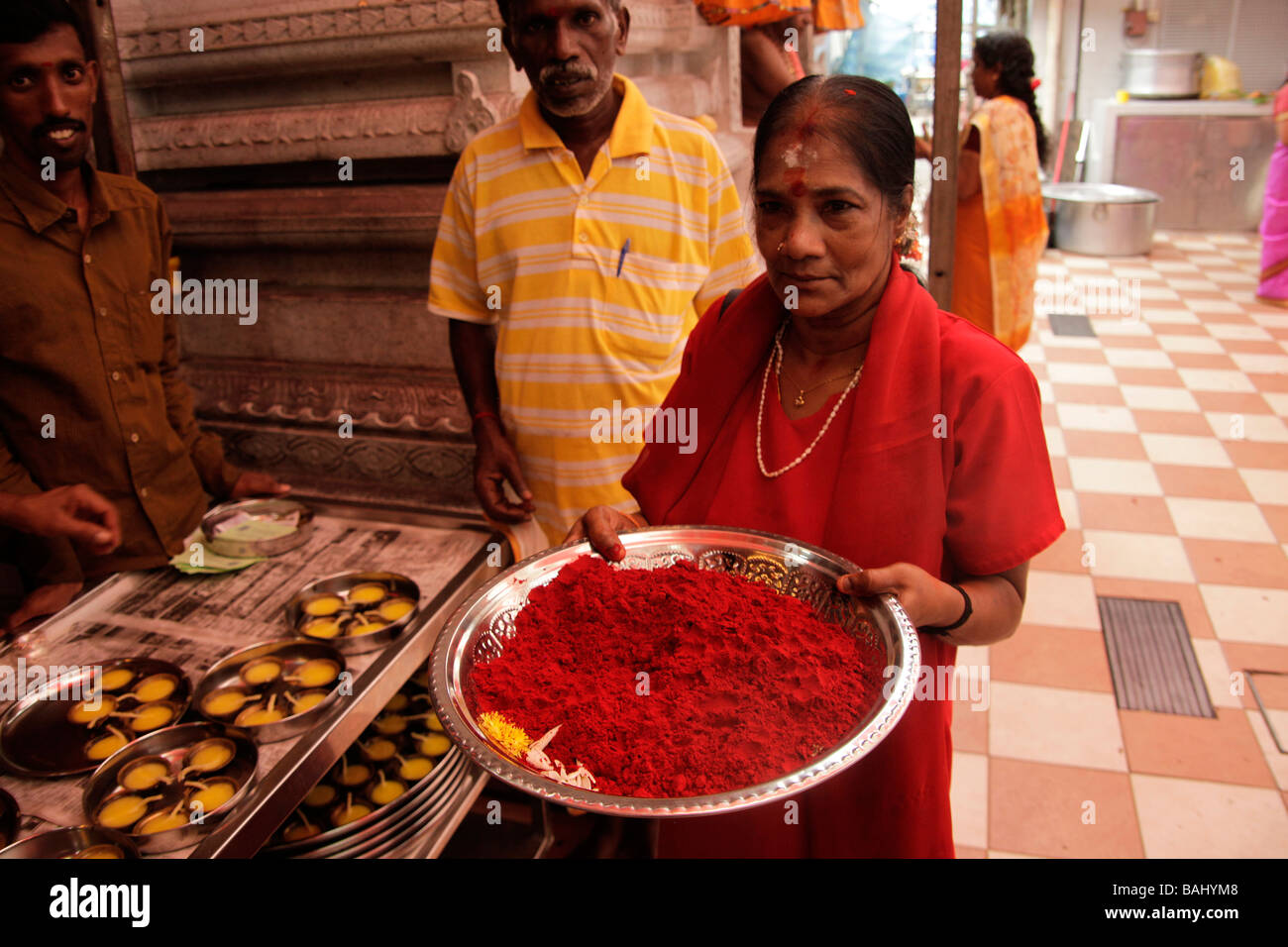 Donna indù nel corso di una cerimonia che si terrà all'interno del Sri Veeramakali Aman tempio in Singapore Asian Asiatisch Foto Stock