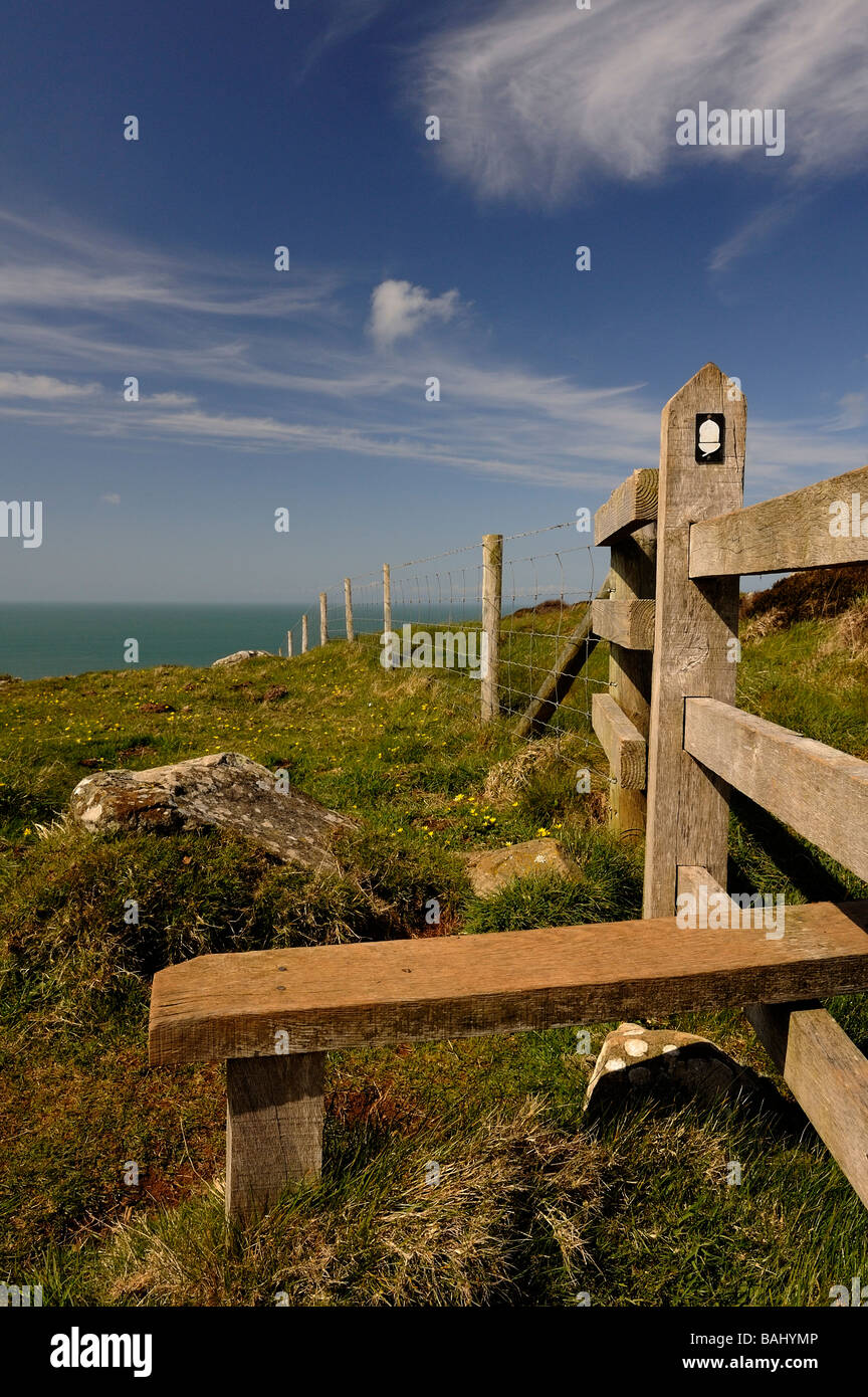 Stile e cartello tra Abereiddy e Whitesands Bay su Il Pembrokeshire Coast path Wales UK Foto Stock