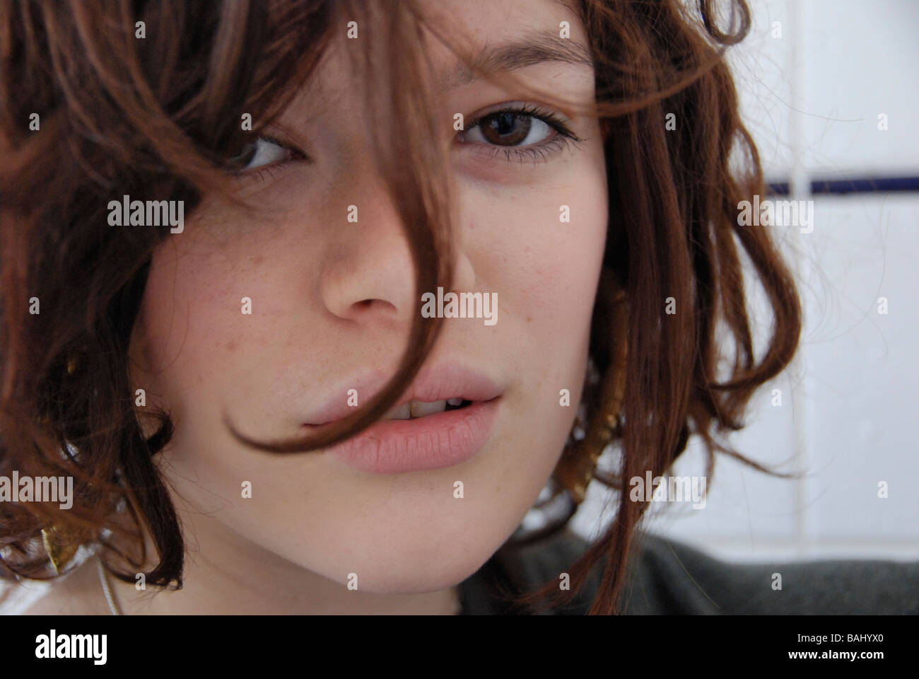 Giovane bella ragazza con i capelli in faccia fotografia Foto Stock