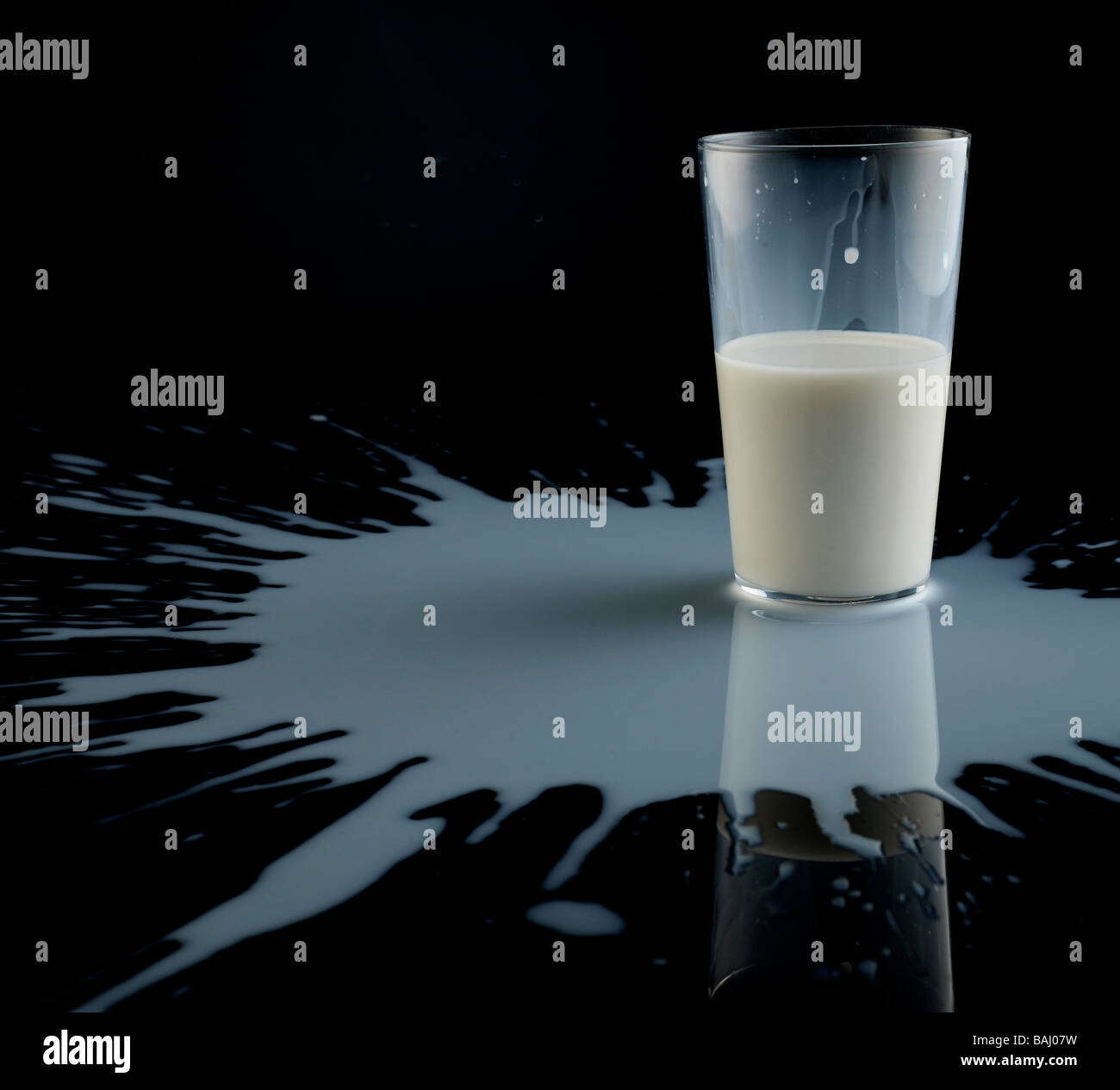 Latte versato Foto Stock