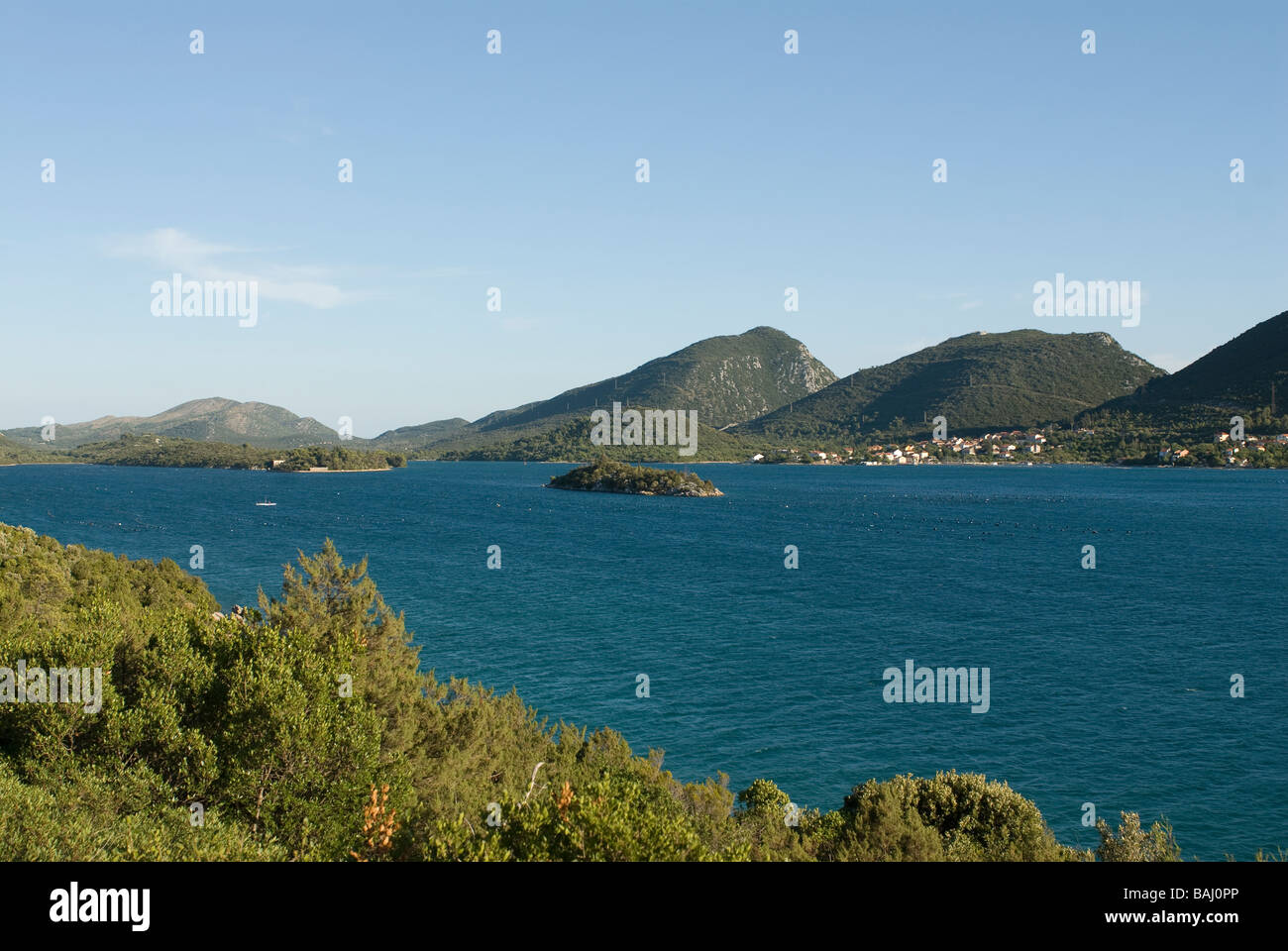 La meravigliosa costa dalmata con la foresta e alcune barche a vela Croazia Europa orientale Foto Stock