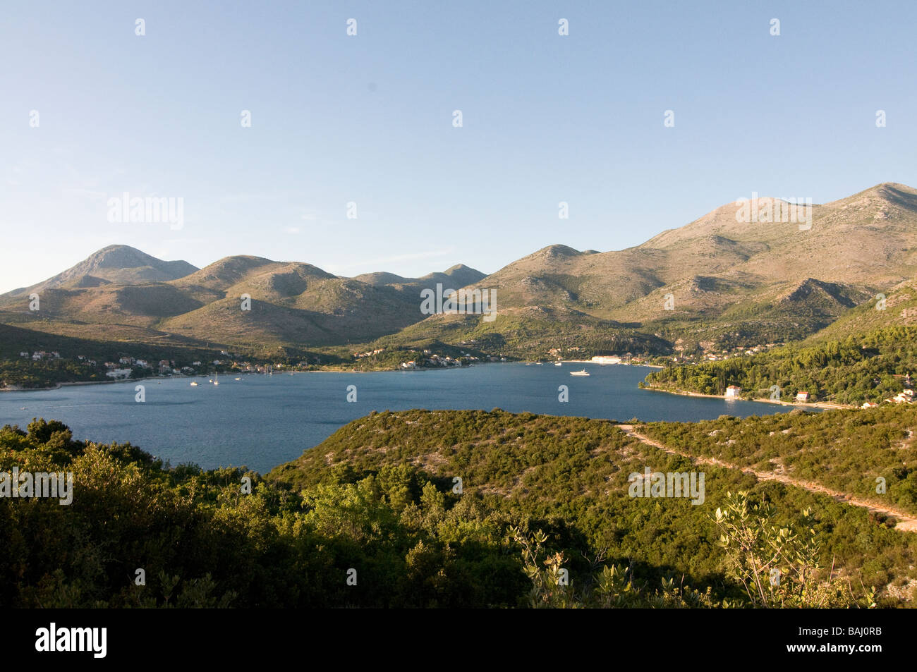 La meravigliosa costa dalmata con la foresta e alcune barche a vela Croazia Europa orientale Foto Stock