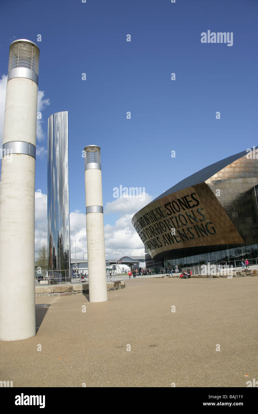 Città di Cardiff, Galles. Il Wales Millennium Centre a Cardiff Bay waterfront con Roald Dahl Plass in primo piano. Foto Stock