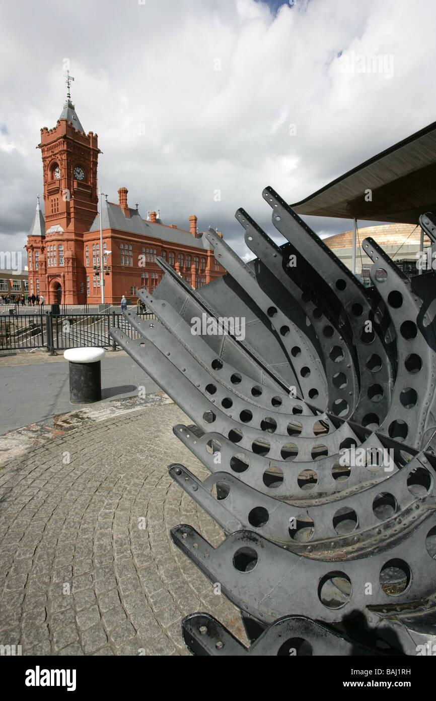 Città di Cardiff, nel Galles del Sud. La Brian cadde progettato marittimi mercantili Memoriale di guerra con Edificio Pierhead in background. Foto Stock