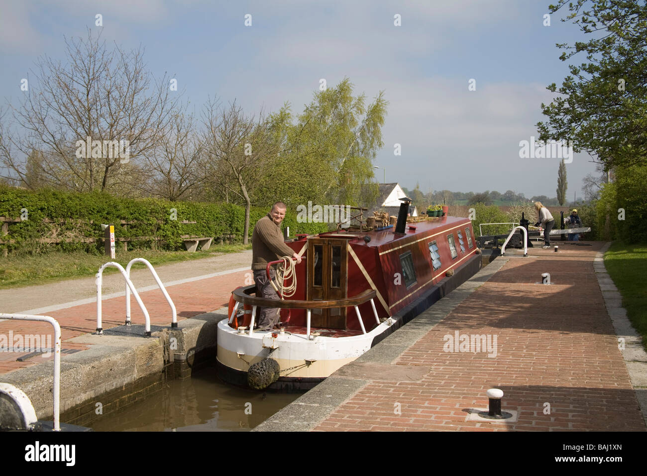 Grindley Brook Whitchurch Shropshire England Regno Unito aprile uomo narrowboat dello sterzo nella serratura superiore della scala a Llangollen Canal Foto Stock