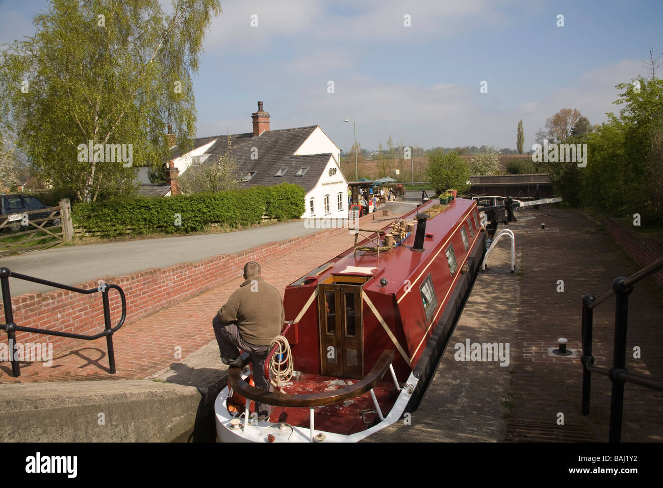 Grindley Brook Whitchurch Shropshire England Regno Unito aprile uomo in narrowboat in una serratura in attesa di vuoto a Llangollen Canal Foto Stock
