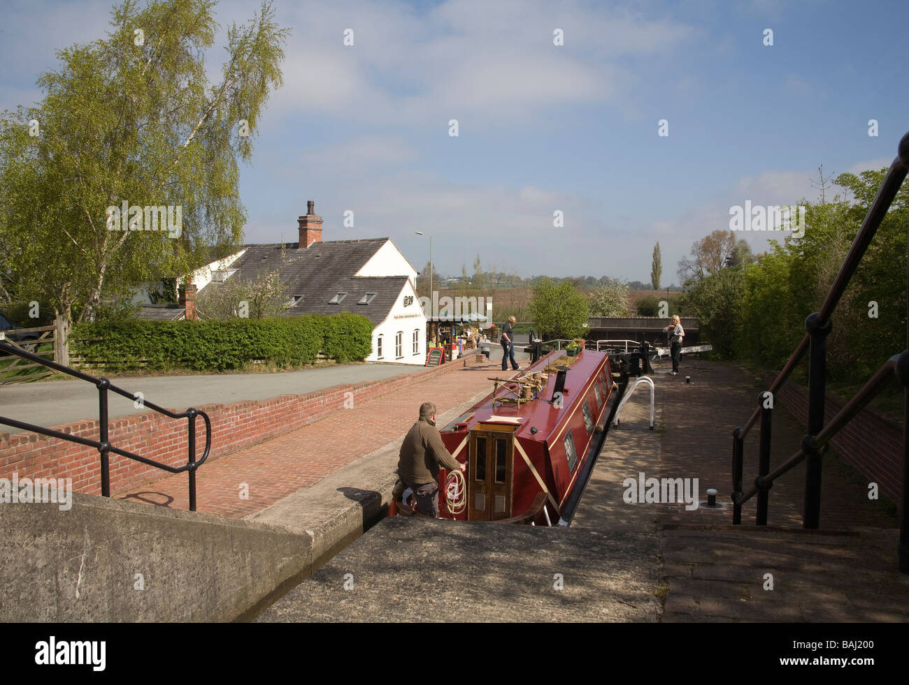 Grindley Brook Whitchurch Shropshire England Regno Unito aprile uomo in narrowboat in una serratura in attesa di vuoto a Llangollen Canal Foto Stock