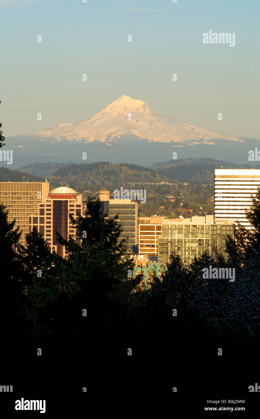 I punti di riferimento di Monte Cofano e Portland Oregon visto dalla cima della collina in occidente Foto Stock