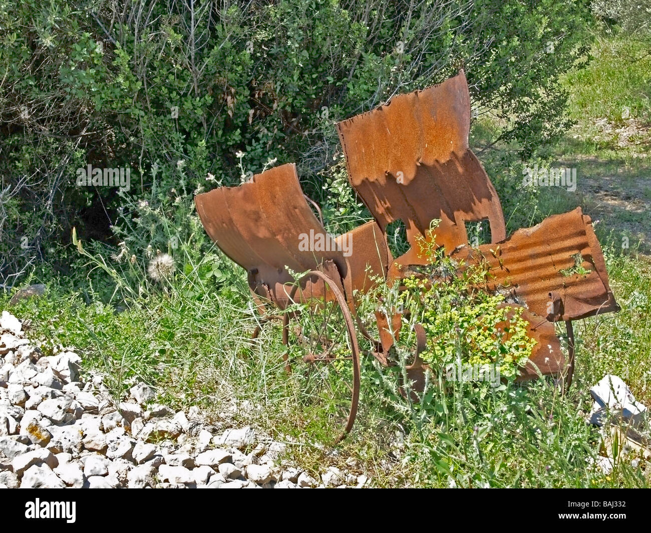 Vecchio arrugginito veicolo agricolo su un prato in Finisterre Bretagna Francia Foto Stock