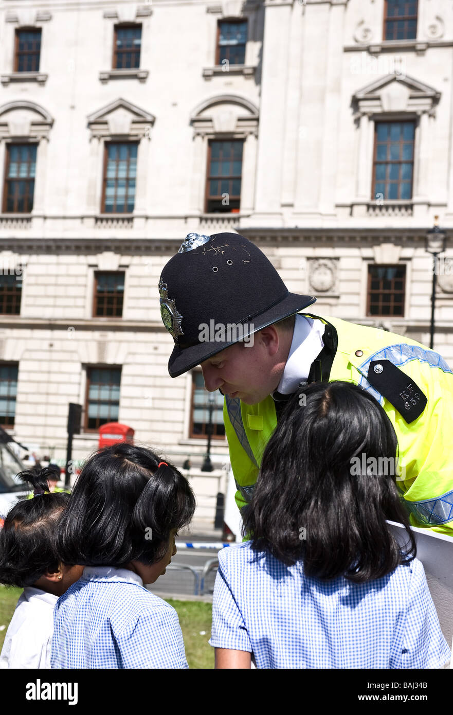 Un amichevole Metropolitan poliziotto parlando agli allievi delle scuole alla protesta Tamil a Londra. Foto di Gordon Scammell Foto Stock