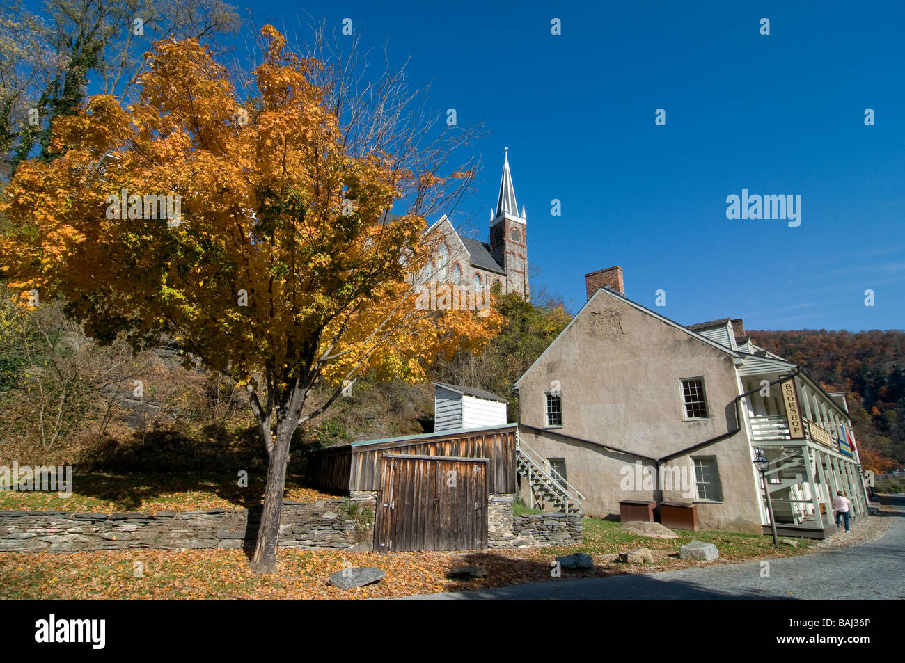 Harpers Ferry con chiesa in autunno Maryland Stati Uniti d'America Foto Stock