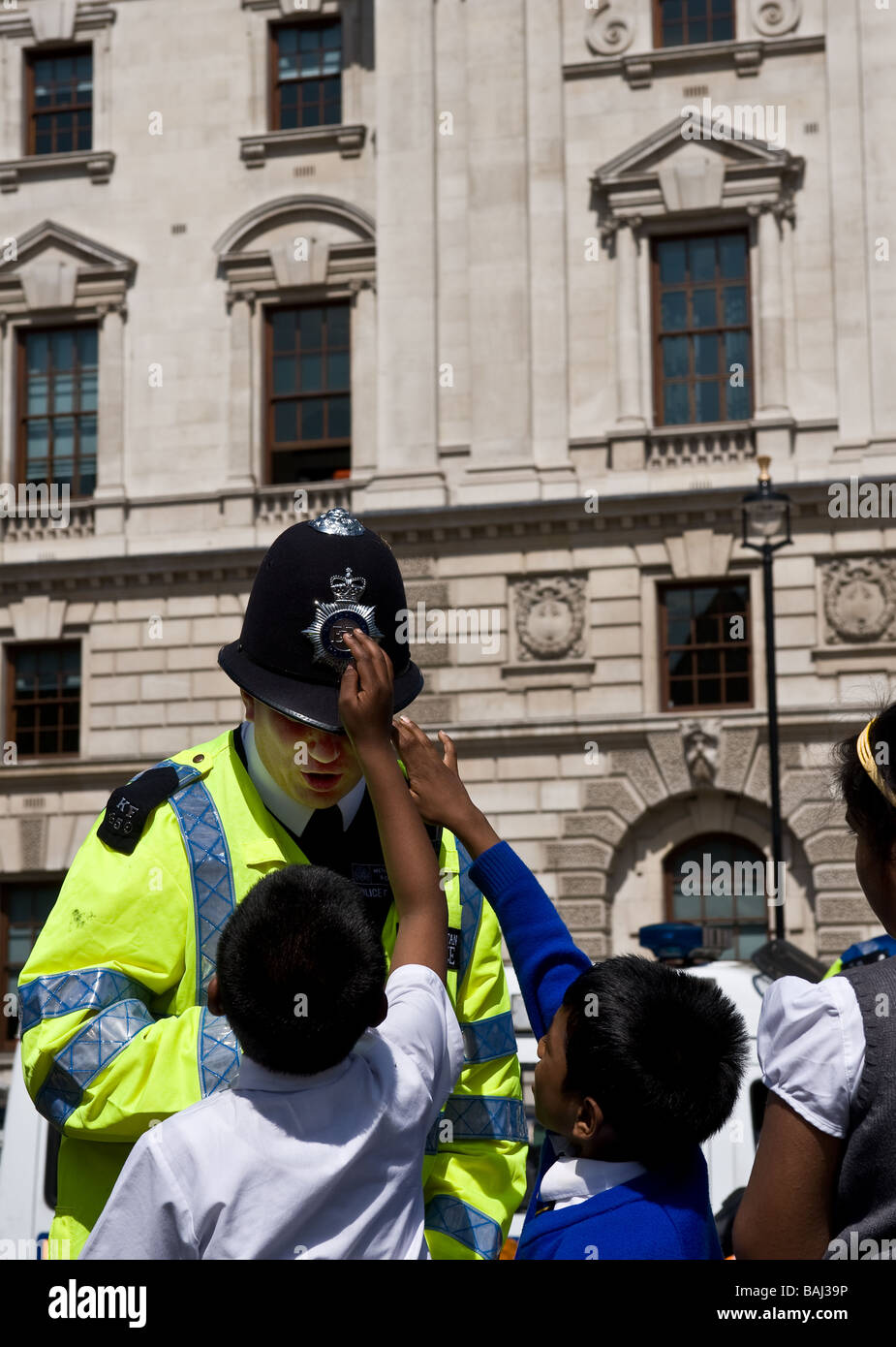 Un amichevole Metropolitan poliziotto parlando agli allievi delle scuole alla protesta Tamil a Londra. Foto di Gordon Scammell Foto Stock
