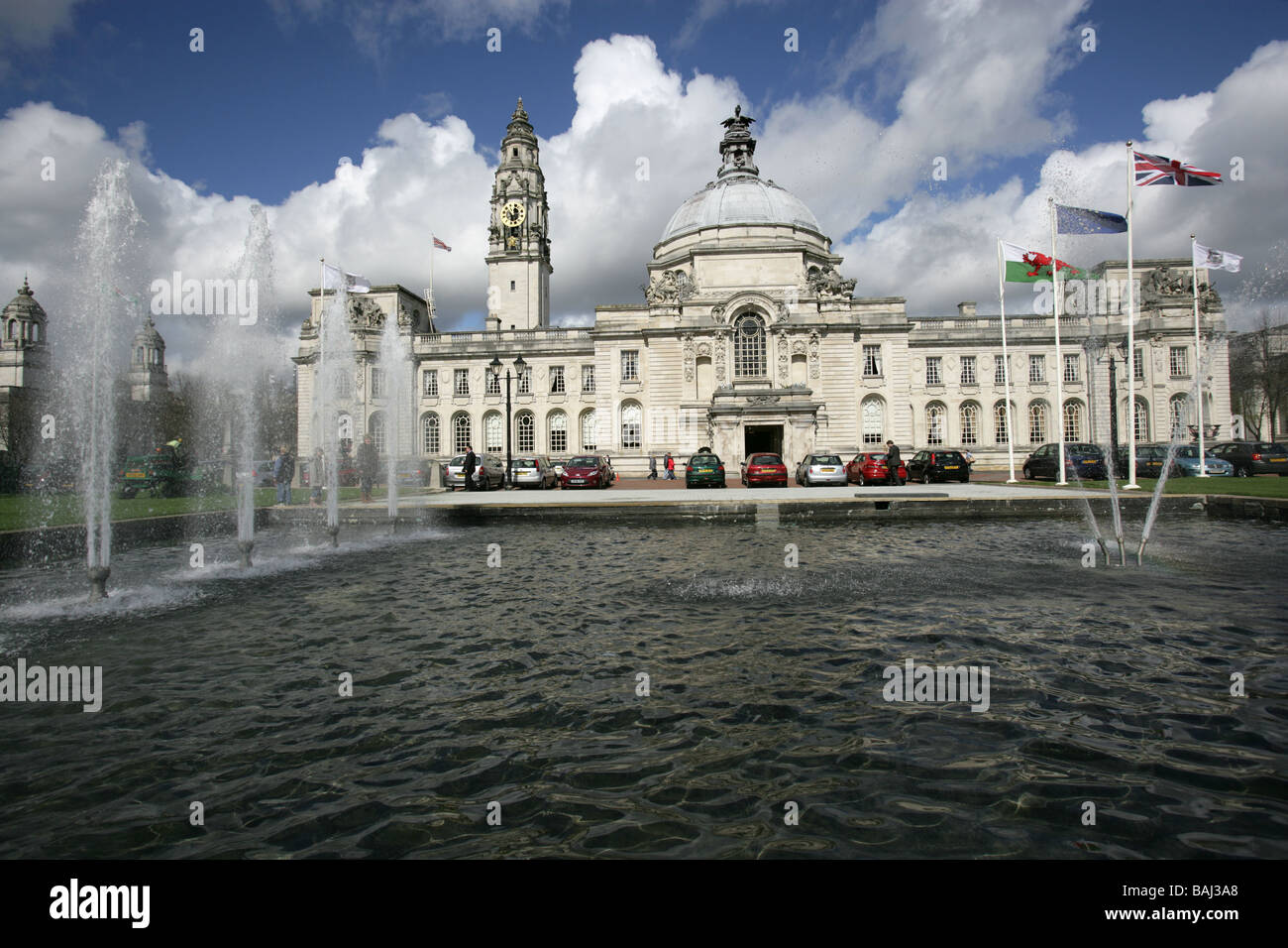 Città di Cardiff, nel Galles del Sud. Fontana e la piscina di fronte al Municipio di Cardiff. Foto Stock