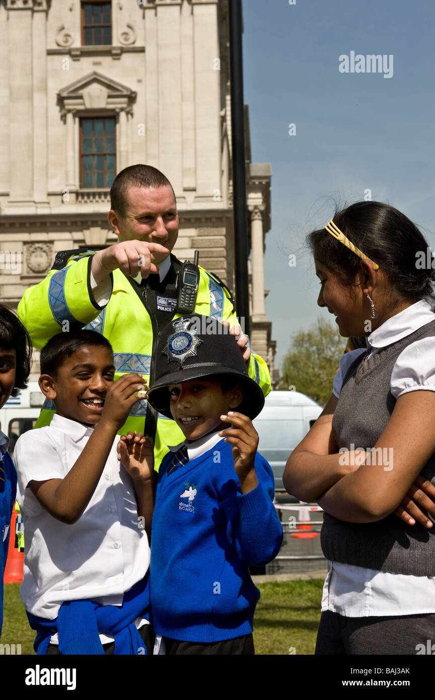 Un amichevole Metropolitan poliziotto parlando agli allievi delle scuole alla protesta Tamil a Londra. Foto di Gordon Scammell Foto Stock